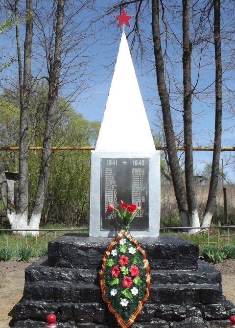  д. Долматово Чернского р-на. Обелиск, установленный в 1966 году на братской могиле, в которой похоронены советские воины. 