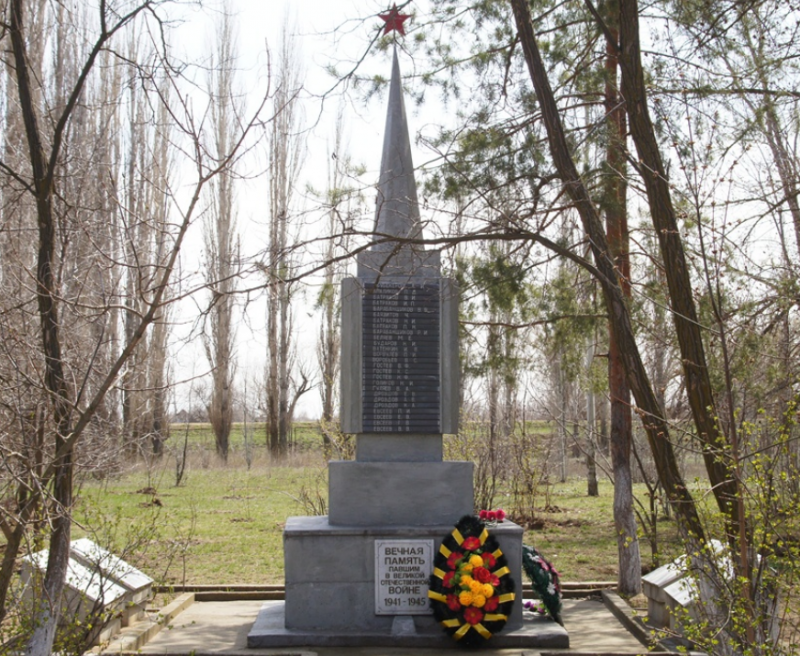 с. Батаевка Ахтубинского р-на. Памятник на территории школы, установленный в 1972 году в память о погибших земляках в годы войны.