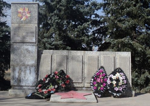 с. Грачи Енотаевского р-на. Памятник по улице Советской, установленный в честь земляков, погибших в годы войны.