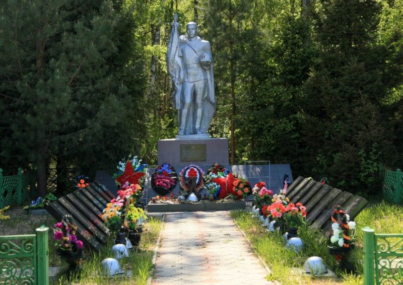 п. Красный Арсеньевского р-на. Памятник, установленный на братской могиле, в которой похоронены советские воины.