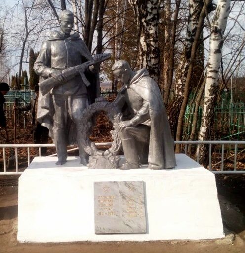 д. Круглики Ефремовского городского округа. Памятник, установленный на братской могиле советских воинов, погибших в годы войны. 