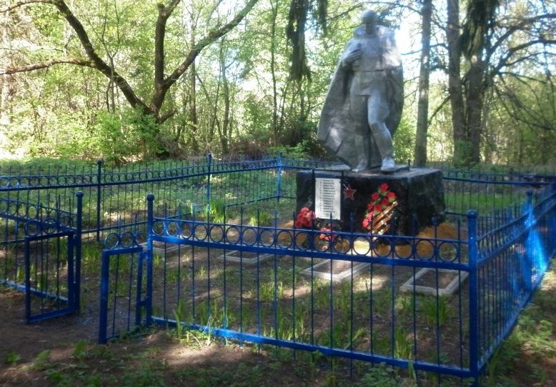 с. Дупны Чернского р-на. Памятник, установленный на братской могиле, в которой похоронены советские воины. 