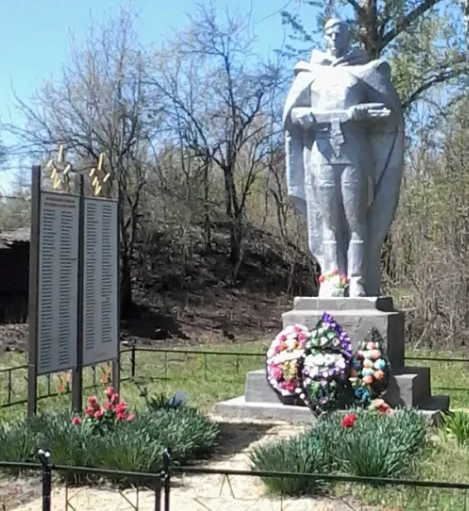  д. Дьяково Чернского р-на. Памятник, установленный на братской могиле, в которой похоронены советские воины. 