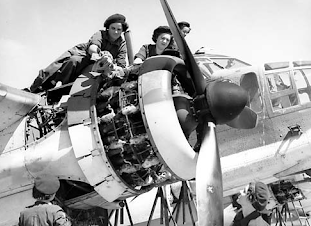 Авиационные техники WAAAF за работой. 1944 г. 