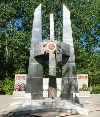 п. Енотаевка. Обелиск был установлен в центральном парке в 1985 году по проекту Ивана Кожина в честь погибших на войне 234 земляков. 