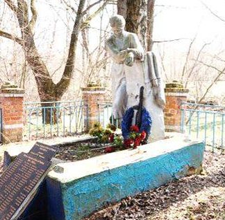 д. Лазы Арсеньевского р-на. Памятник, установленный на братской могиле, в которой похоронены советские воины. 