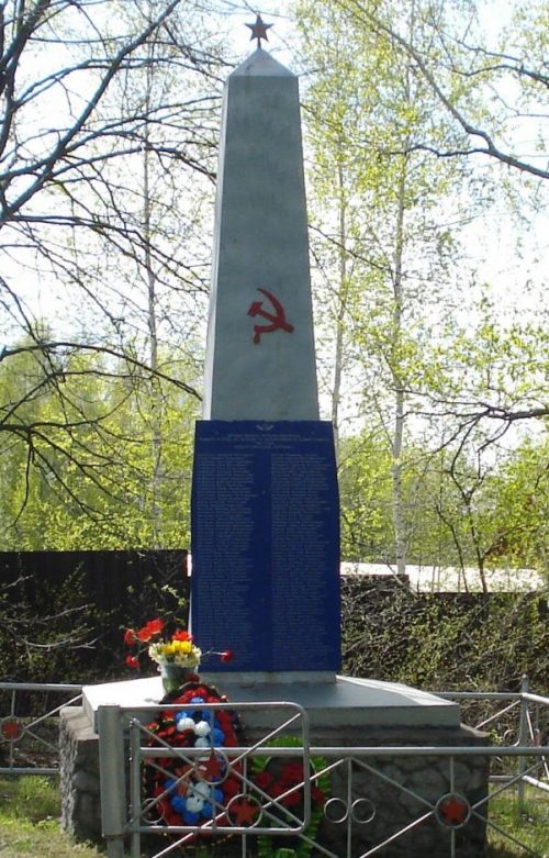д. Завалово Одоевского р-на. Обелиск, установленный в 1965 году на братской могиле, в которой похоронены советские воины, погибшие в годы войны.