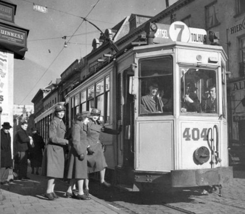 Служащие CWAC садятся в трамвай. Антверпен, Бельгия, 28 октября 1944 г.