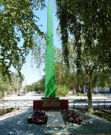  с. Енотаевка. Обелиск в память о погибших учителях и учениках, установленный в 1968 году. 