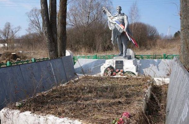 с. Манаенки Арсеньевского р-на. Памятник, установленный на братской могиле, в которой похоронены советские воины. 