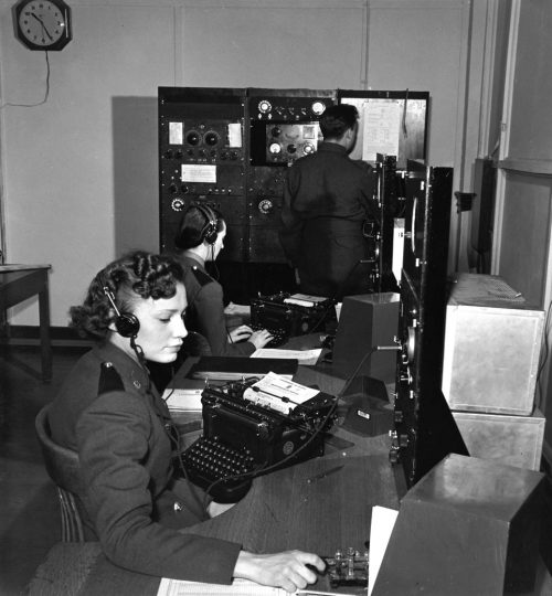 Сотрудники CWAC в центре связи. Оттава, декабрь 1944 г.