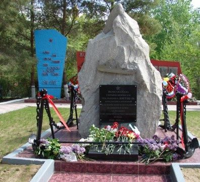 с. Замьяны Енотаевского р-на. Мемориал по улице Дорожной, установленный на братской могиле 26 моряков Каспийской военной флотилии, погибших 10 мая 1943 года.