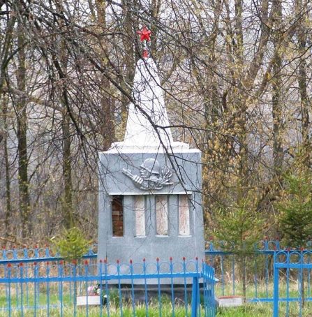 с. Ленино Одоевского р-на. Обелиск, установленный в 1951 году на братской могиле, в которой похоронены советские воины, погибшие в годы войны. 