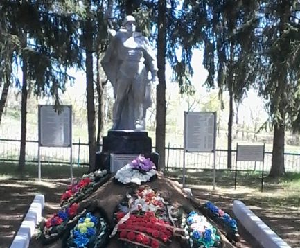 п. Жизнь Чернского р-на. Памятник, установленный на братской могиле, в которой похоронены советские воины. 