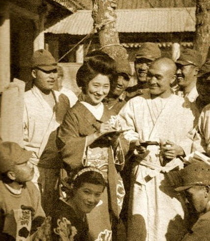 Японки-добровольцы из «станции утешения» на фронте. 1943 г. 