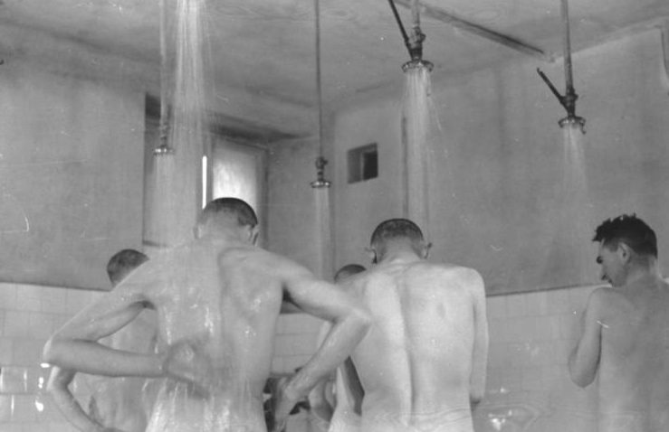 Санитарная обработка евреев перед отправкой на работы. Май 1941 г.