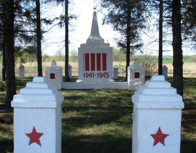 с. Лосинское Одоевского р-на. Обелиск, установленный в 1968 году на братской могиле, в которой похоронены советские воины, погибшие в годы войны.