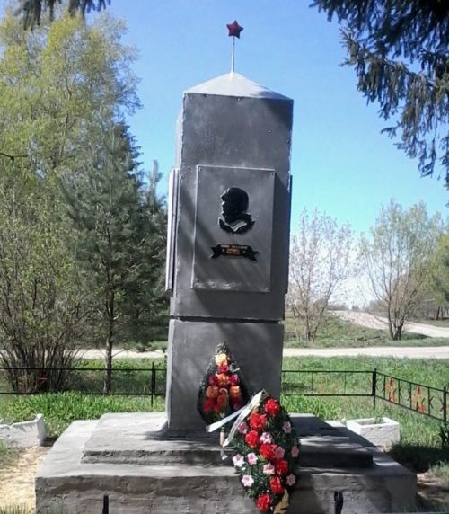 п. Жизнь Чернского р-на. Обелиск, установленный в 1966 году на братской могиле, в которой похоронены советские воины.