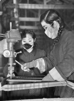 Работницы фабрики резиновых изделий. 1944 г. 