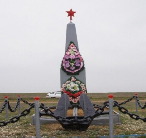п. Верхний Баскунчак Ахтубинского р-на. Обелиск, установленный на 1967 году на братской могиле советских зенитчиков, погибших в 1942 году.