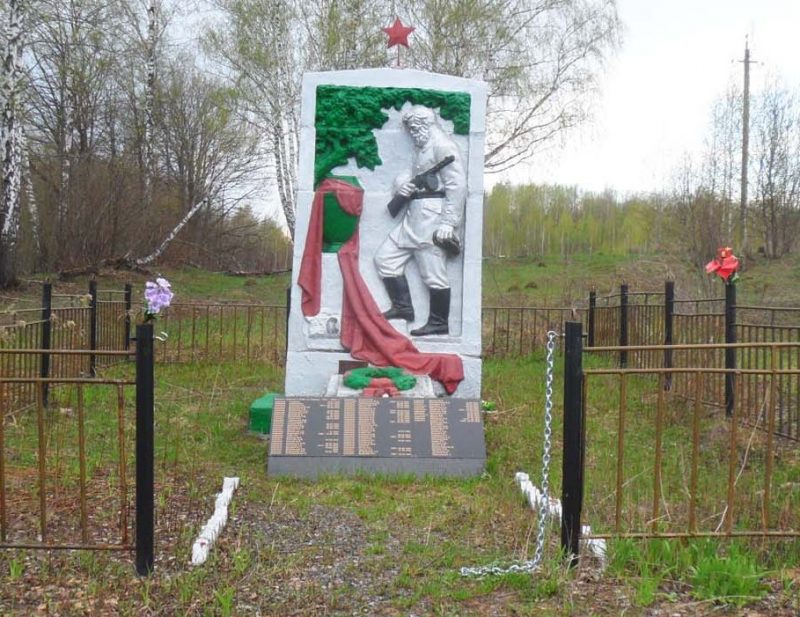ур. Мощенное Арсеньевского р-на. Памятник, установленный на братской могиле, в которой похоронено 302 советских воина, в т.ч. 232 неизвестных.