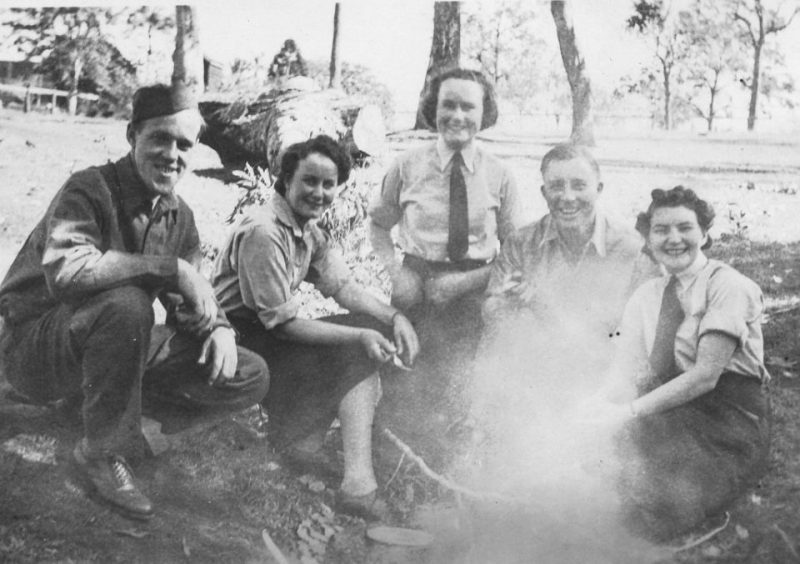 Сотрудницы WAAAF на пикнике с американскими военнослужащими. 1944 г.