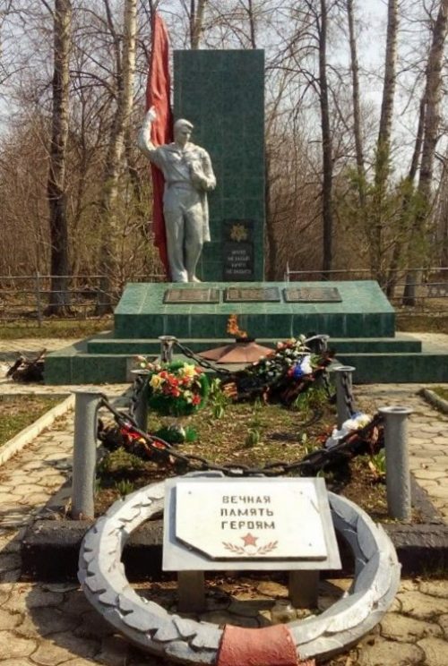 с. Лобаново Ефремовского городского округа. Памятник, установленный на братской могиле советских воинов, погибших в годы войны.