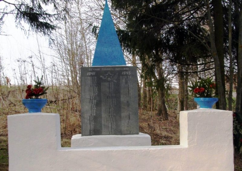 д. Маловель Одоевского р-на. Обелиск, установленный в 1965 году на братской могиле, в которой похоронены советские воины, погибшие в годы войны.