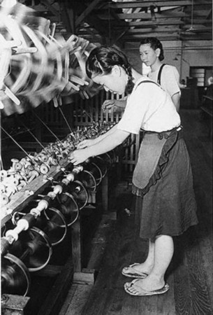 Студентки, мобилизованные для работ на шелковую фабрику. Октябрь 1943 г.