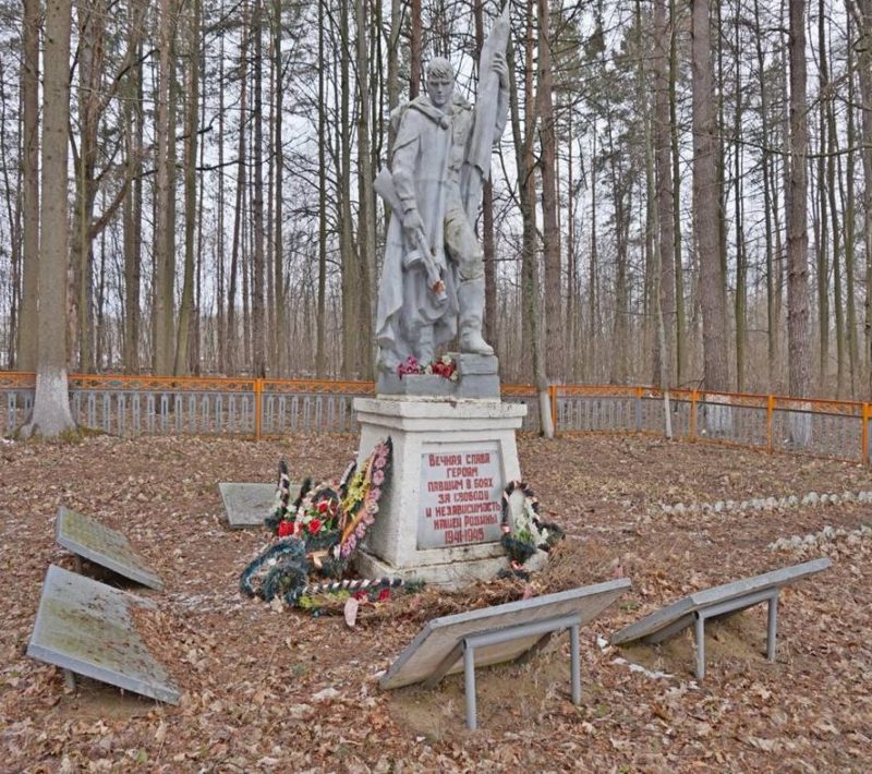 п. Мощевский Арсеньевского р-на. Памятник, установленный на братской могиле, в которой похоронены советские воины.