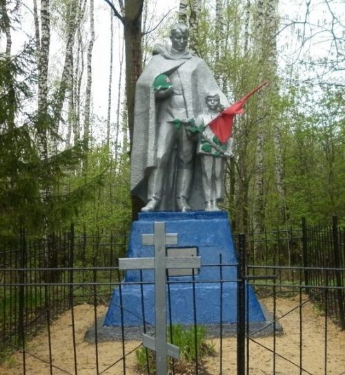 п. Звезда Чернского р-на. Памятник, установленный на братской могиле, в которой похоронены советские воины.