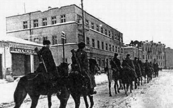 Красная Армия входит в город. Февраль 1944 г. 