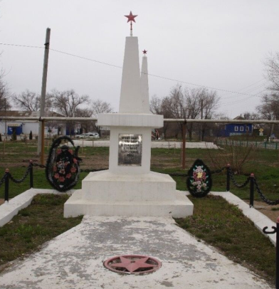 ст. Верхний Баскунчак Ахтубинского р-на. Обелиск, установленный на братской могиле, в которой захоронено 175 советских воинов, погибших в 1942 году. 
