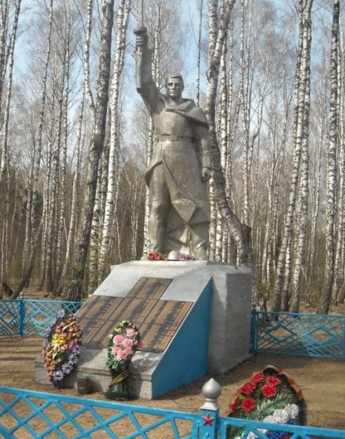 д. Нижние Ростоки Арсеньевского р-на. Памятник, установленный на братской могиле, в которой похоронены советские воины.
