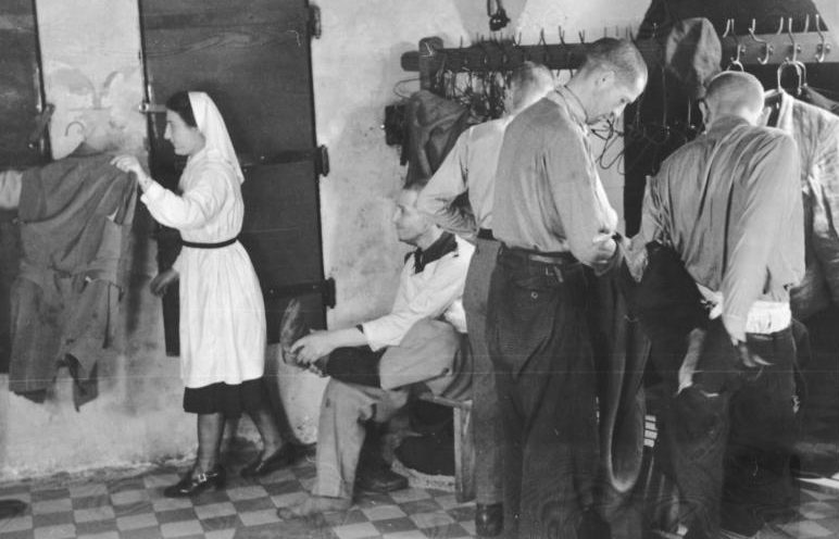 Дезинфекция одежды евреев, перед отправкой на работы. Май 1941 г.