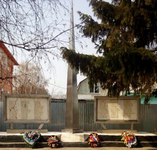 с. Лобаново Ефремовского городского округа. Памятник, установленный на братской могиле советских воинов, погибших в годы войны. 