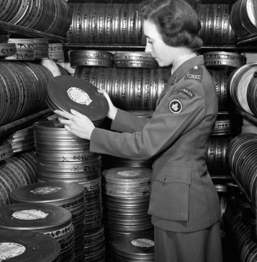 Сотрудница CWAC в хранилище фильмов в студии Мертон Парк. 19 декабря 1944 г.