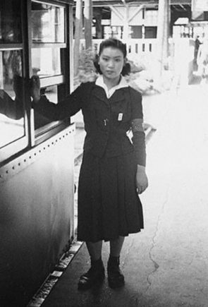 Дежурная по станции Мегуро. Токио, ноябрь 1943 г. 