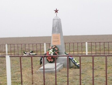 п. Верхний Баскунчак Ахтубинского р-на. Братская могила советских воинов, погибших в 1942 году.
