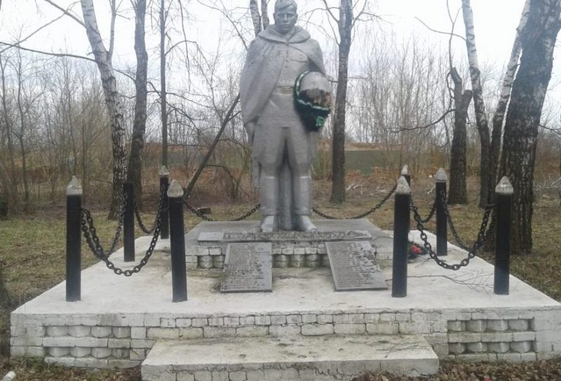 п. Октябрьский Арсеньевского р-на. Памятник, установленный на братской могиле, в которой похоронены советские воины.