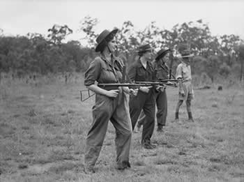 Обучение женщин из AWAS стрельбы с автомата Owen. Белмонт 1941 г. 