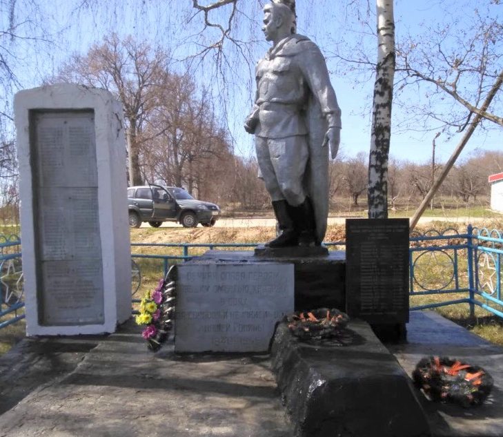 с. Луговка Ефремовского городского округа. Памятник, установленный на братской могиле советских воинов, погибших в годы войны. 