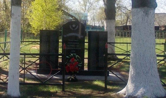  д. Кожинка Чернского р-на. Обелиск, установленный в 1966 году на братской могиле, в которой похоронены советские воины. 