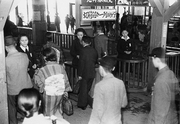 Женщина-контролер билетов на станции Мегуро. Токио, ноябрь 1943 г. 