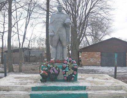 п. Первомайский Арсеньевского р-на. Памятник, установленный на братской могиле, в которой похоронены советские воины. 