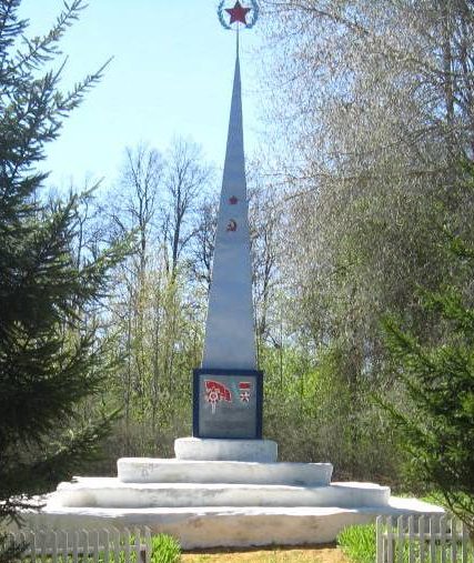 п. Красный Путь Чернского р-на. Обелиск, установленный в 1966 году на братской могиле, в которой похоронены советские воины. 