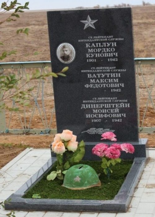 п. Верхний Баскунчак Ахтубинского р-на. Братская могила советских воинов, погибших в 1942 году.
