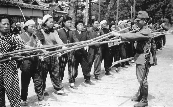 Тренировка женщин с бамбуковыми палками для борьбы с ожидаемыми захватчиками. 1944 г. 