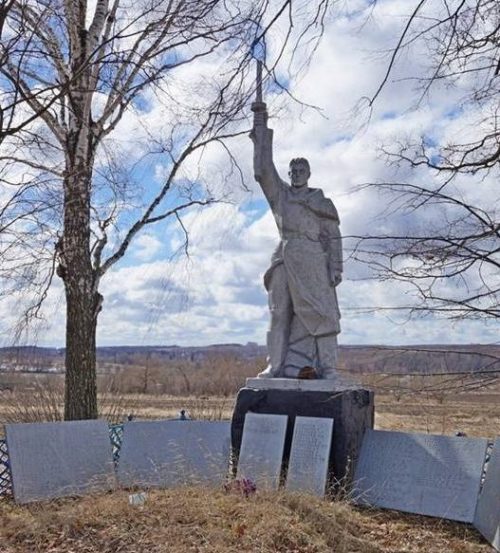 д. Песочное Арсеньевского р-на. Памятник, установленный на братской могиле, в которой похоронены советские воины.