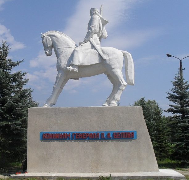п. Одоев. Памятник конногвардейцам генерала П.А.Белова, установленный в 1975 году в честь 30-летия Победы.